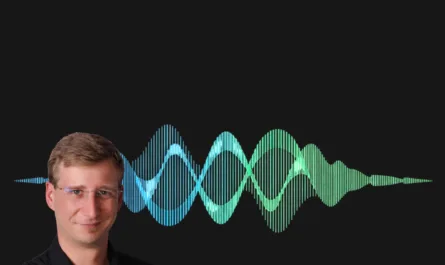 Ein minimalistisches Podcast-Cover mit schwarzem Hintergrund. Oben steht in großer orangefarbener Schrift „Im Dazwischen“, darunter kleiner „Zwei Stimmen. Ein Gedanke.“. In der Mitte verläuft eine stilisierte, farbige Audio-Wellenform in Blau- und Grüntönen, die zwei sich überlagernde Stimmen symbolisiert. Links unten ist ein Porträt von Stephan A. Davis zu sehen, mit verschränkten Armen, ruhig und fokussiert. Rechts unten befindet sich ein dreifaches, ineinander verschlungenes Symbol (Triquetra-ähnlich) in Blau, Grau und Orange, das für Verbindung und Perspektiven steht. Das Gesamtbild wirkt reduziert, klar und nachdenklich – wie ein visueller Denkraum.
