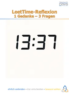 Grafik im Hochformat mit weißem Hintergrund. Oben steht in großer orangefarbener Schrift mit schwarzer Kontur: „LeetTime-Reflexion“, darunter „1 Gedanke – 3 Fragen“. Eine dünne horizontale Linie mit Farbverlauf von Hellblau zu Hellorange trennt den Titel vom Hauptmotiv. Im Zentrum ist eine minimalistische Digitalanzeige mit schwarzen Segmentziffern auf leicht cremefarbenem Hintergrund zu sehen. Sie zeigt die Uhrzeit „13:37“, den charakteristischen Veröffentlichungszeitpunkt der LeetTime-Reflexion. Rechts oben befindet sich das Logo „Stephan A. Davis – manage it together“. Am unteren Rand steht das Leitmotiv „ehrlich verbinden – klar entscheiden – bewusst wirken“, farblich hervorgehoben in Blau, Grau und Orange. Rechts unten ergänzt ein dreiteiliges, ineinandergreifendes Symbol in denselben Farben das Design.